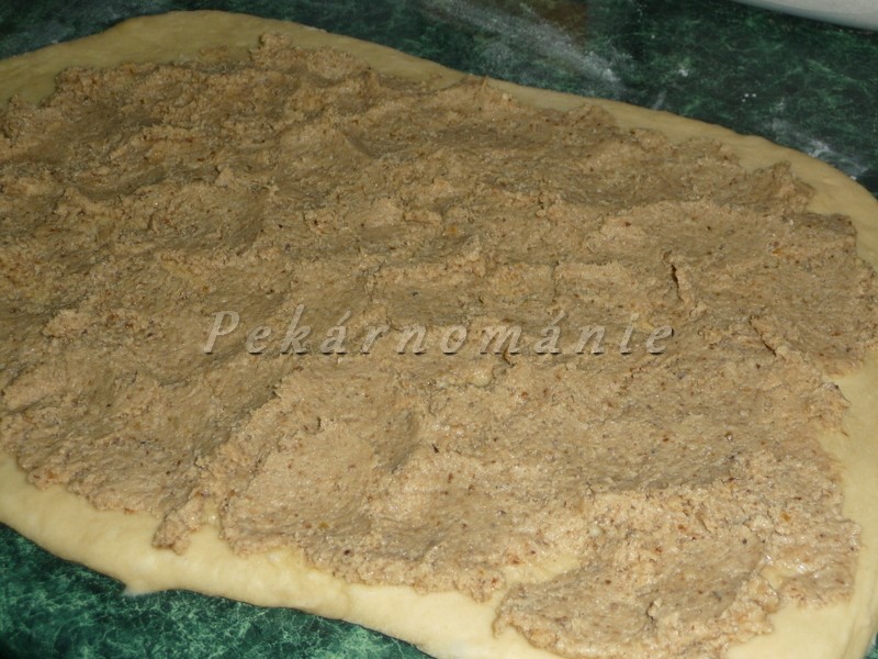 Ořechový cop v pekárně