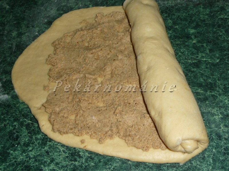 Ořechový cop v pekárně