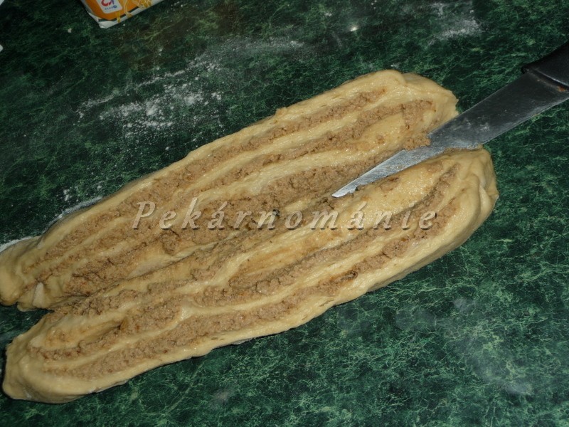 Ořechový cop v pekárně