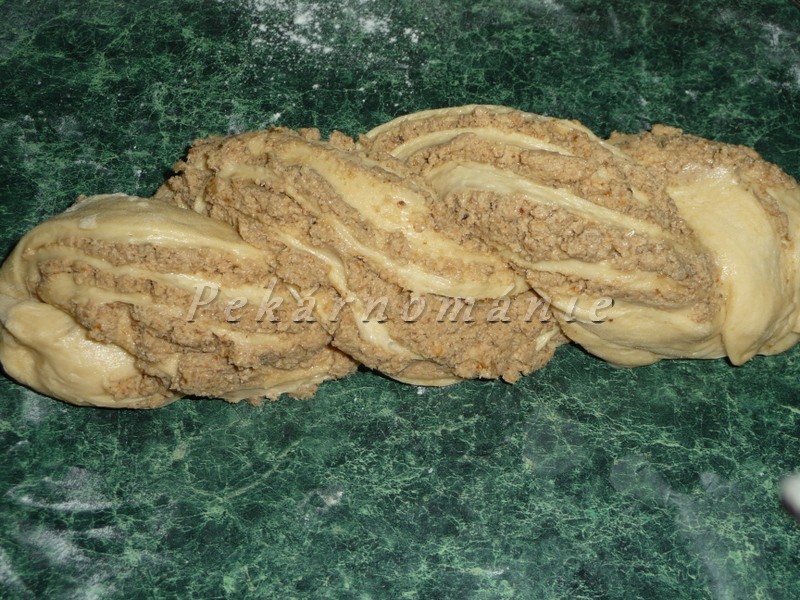 Ořechový cop v pekárně