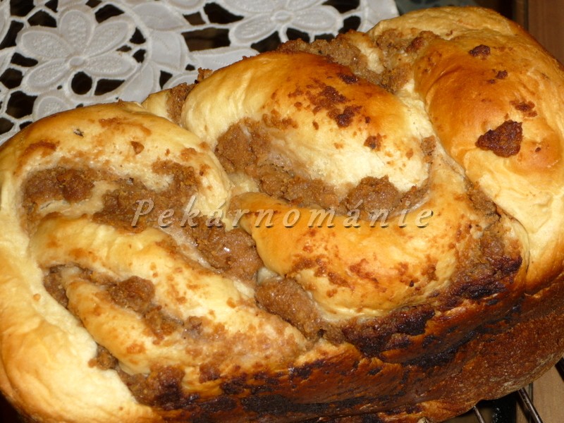 Ořechový cop v pekárně