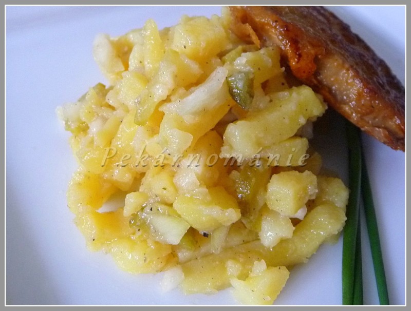 Kyselé brambory (Jednoduchý bramborový salát)