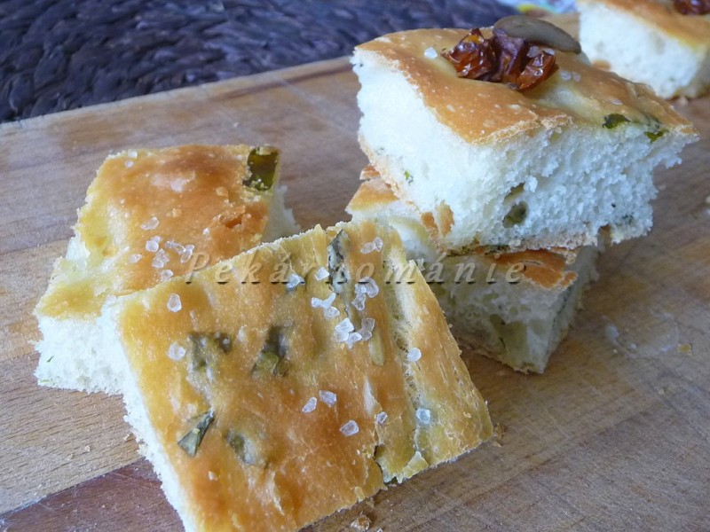 Focaccia (s medvědím česnekem)