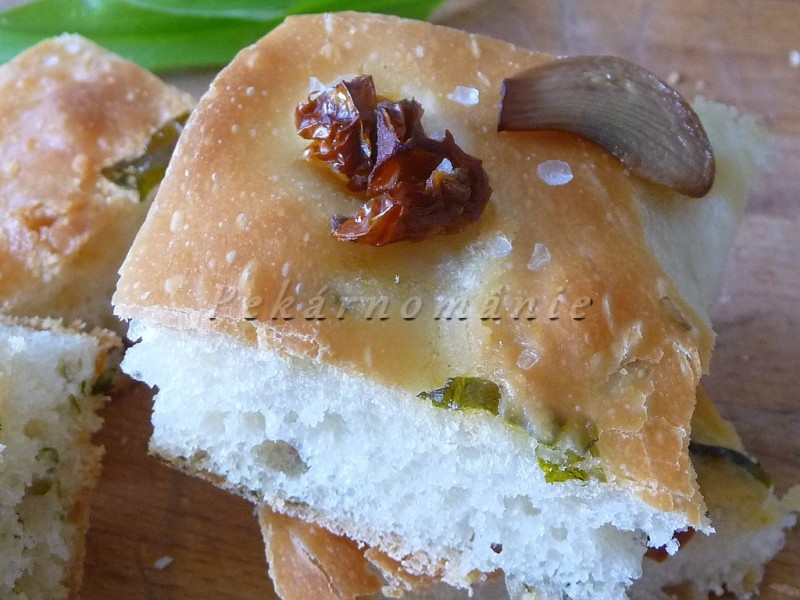 Focaccia (s medvědím česnekem)