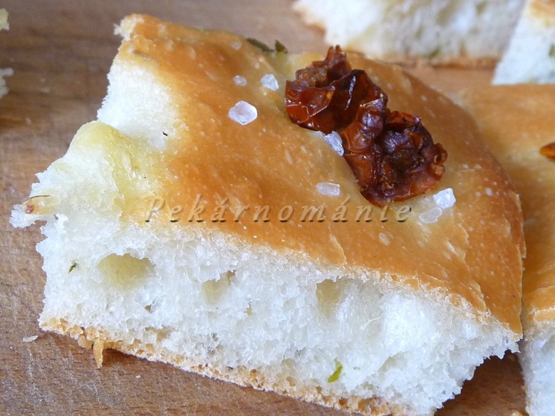 Focaccia (s medvědím česnekem)
