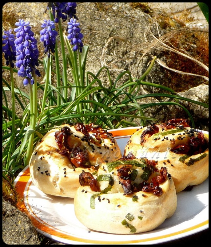 Točenky s česnekem a rajčaty