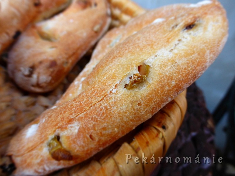 Fougasse s olivami a sušenými rajčaty