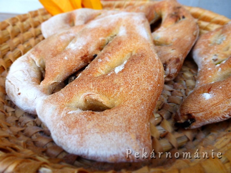 Fougasse s olivami a sušenými rajčaty