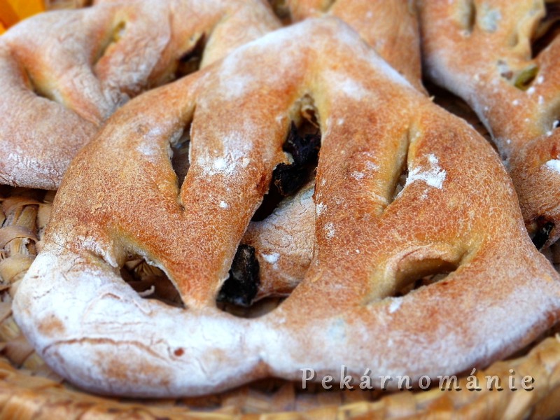 Fougasse s olivami a sušenými rajčaty
