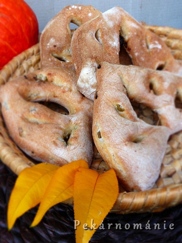 Fougasse s olivami a sušenými rajčaty
