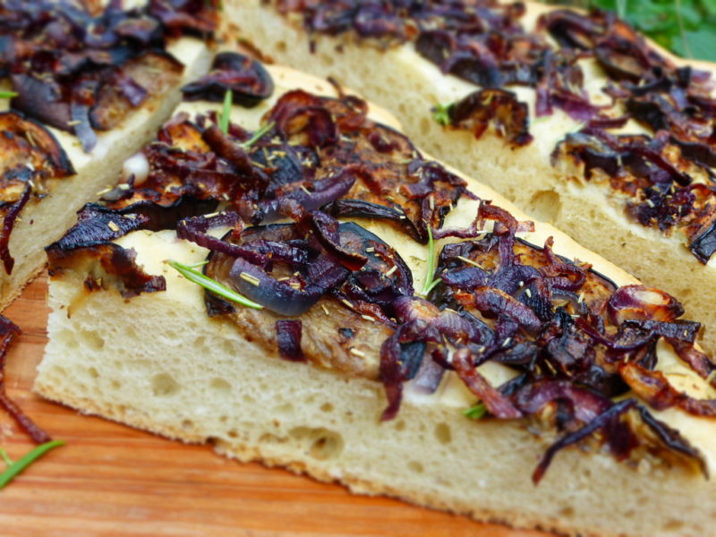 Rozmarýnová focaccia s lilkem a červenou cibulí
