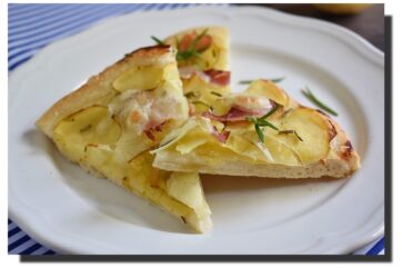 Smetanová pizza s brambory a slaninou